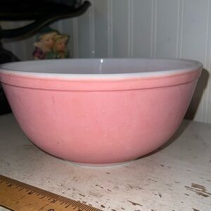 Vintage Pyrex 2.5 qt flamingo pink mixing bowl